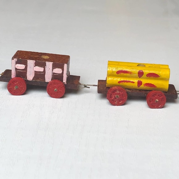 Vintage Miniatures Mini Figures Figurines Peg Man & Painted Taiwan Train Carts - Picture 5 of 10